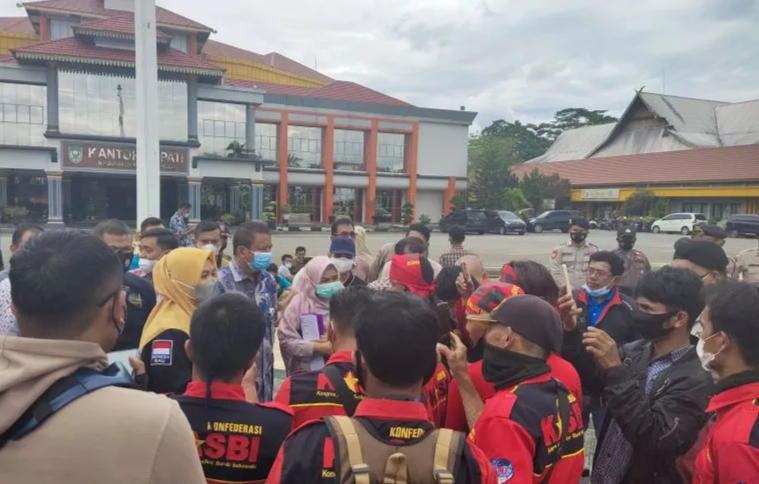 Rekannya dipecat, Ratusan Anggota KASBI Demo di Kantor Bupati Inhu