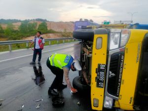 Dihantam Terios, Truk Terbalik di Tol Pekanbaru-Dumai