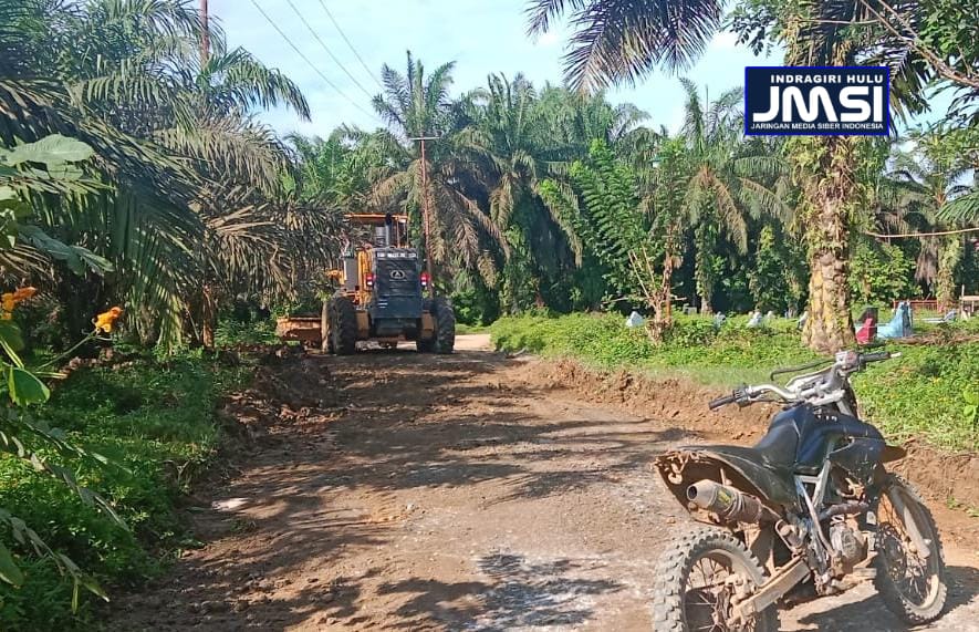 Peduli Lingkungan, Pabrik PT KAS Bantu Perbaiki Jalan Desa Batu Papan