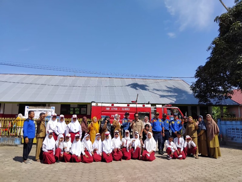Kelulusan Penuh Haru dan Unik di SDN 020 Kampung Besar Seberang, Orang Tua Hadirkan Mobil Damkar