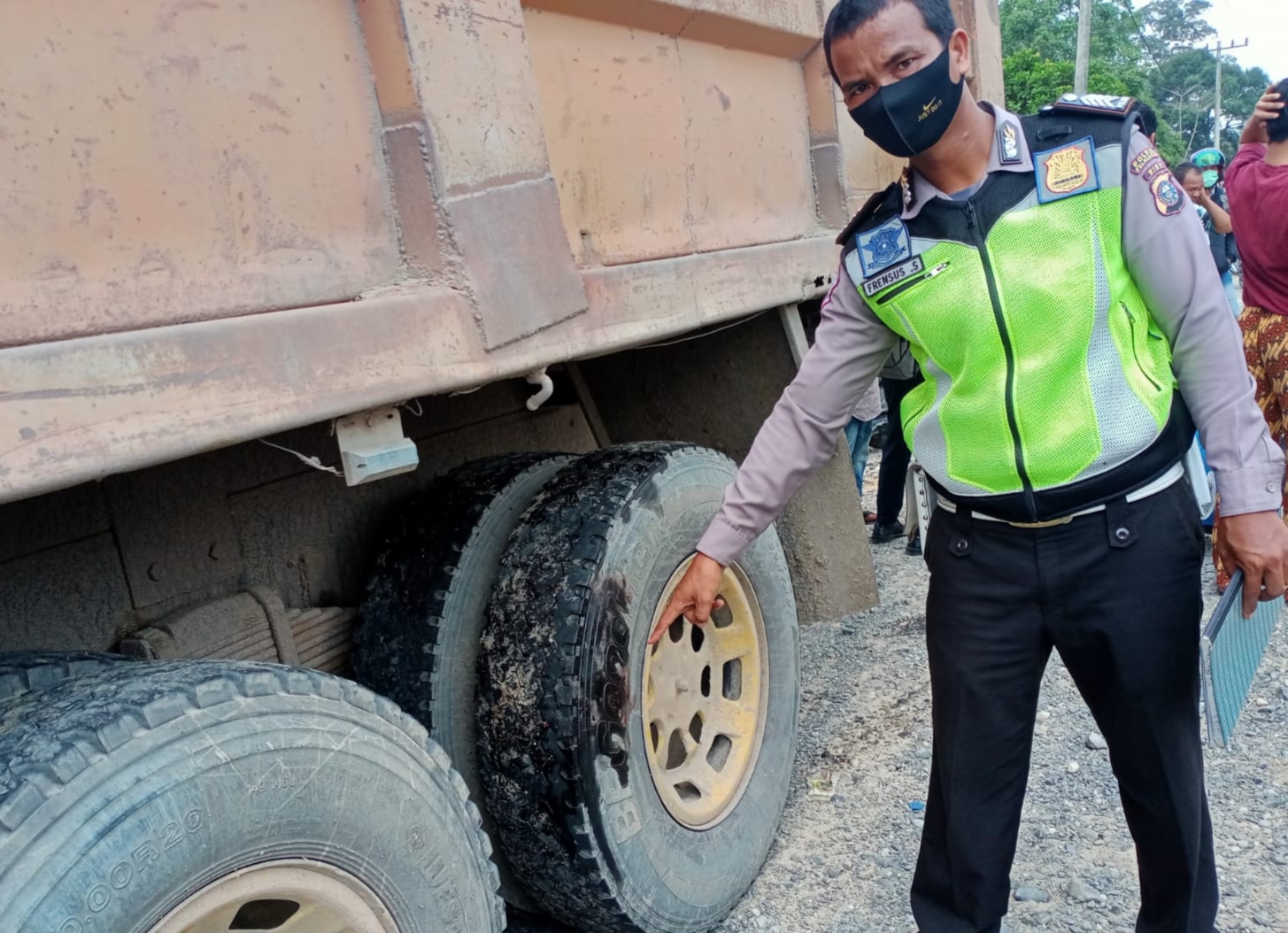 Kecelakaan Motor dengan Mobil Dump Truk Fuso di Lesung, Pasutri Tewas