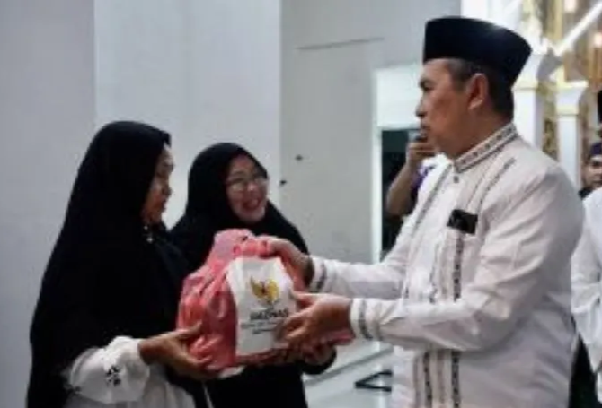 Gubernur Syamsuar Salurkan 450 Paket Sembako