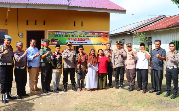 Sempat Tangis Haru Warga Sungai Lala Saat Terima Rumah Baru Dari Program Bersih