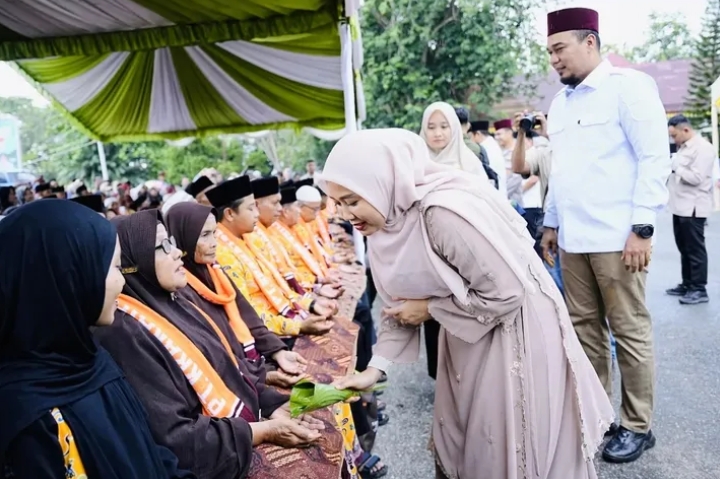 Dilepas Bupati Ade, 103 Jamaah Umroh Gratis Inhu Jalani Momen Penuh Haru