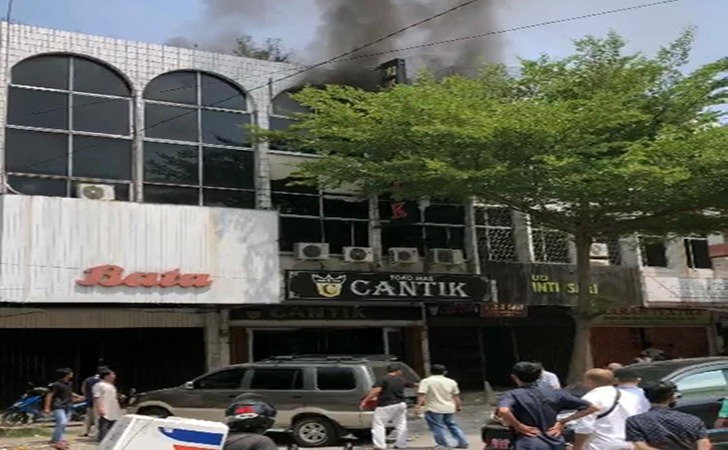 Toko Emas Cantik di Jalan Hos Cokroaminoto Terbakar