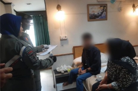 Pasangan Mesum di Tembilahan Kaget Saat Kamarnya Digedor Petugas