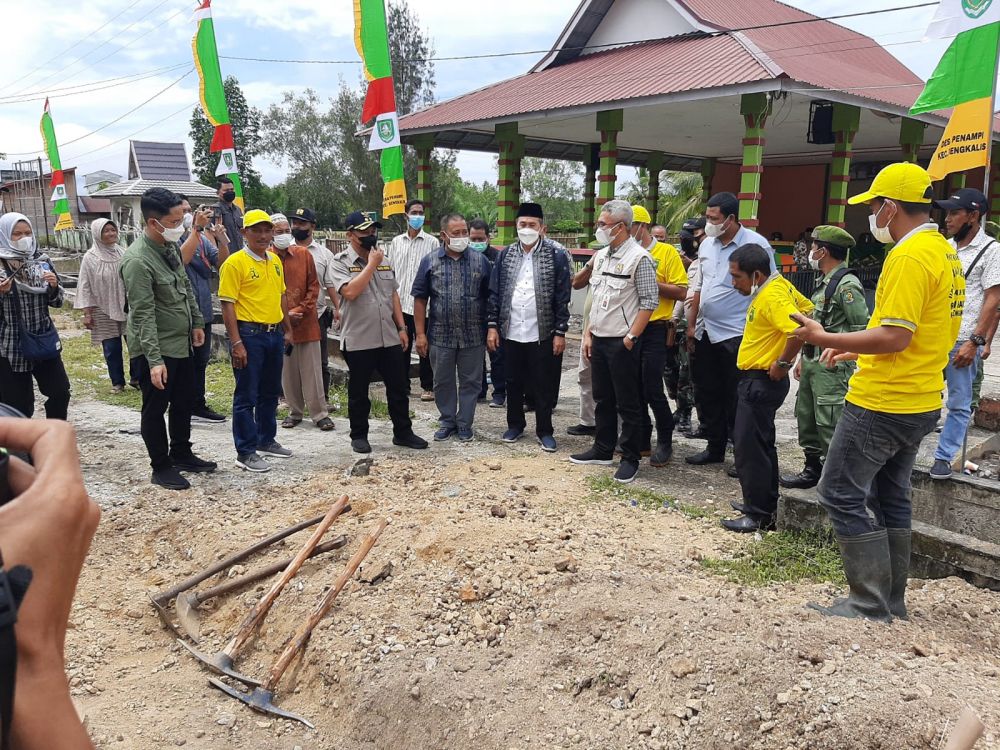 Gubri Syamsuar Tinjau Program Padat Karya di Bengkalis