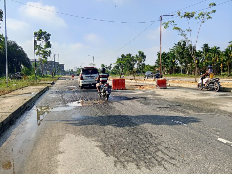 Lobang Menganga di Jalan Sembilang Ujung, Gubernur Riau Abdul Wahid Jangan Tutup Mata