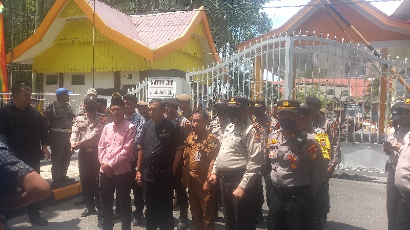 Puluhan Massa Datangi DPRD Riau, Harga Pupuk dan Minyak Goreng Minta Diturunkan