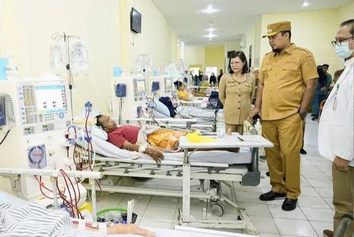 Kunjungi Korban Keracunan Makanan, Bupati Ade Pastikan Semua Biaya Ditanggung Pemkab Inhu