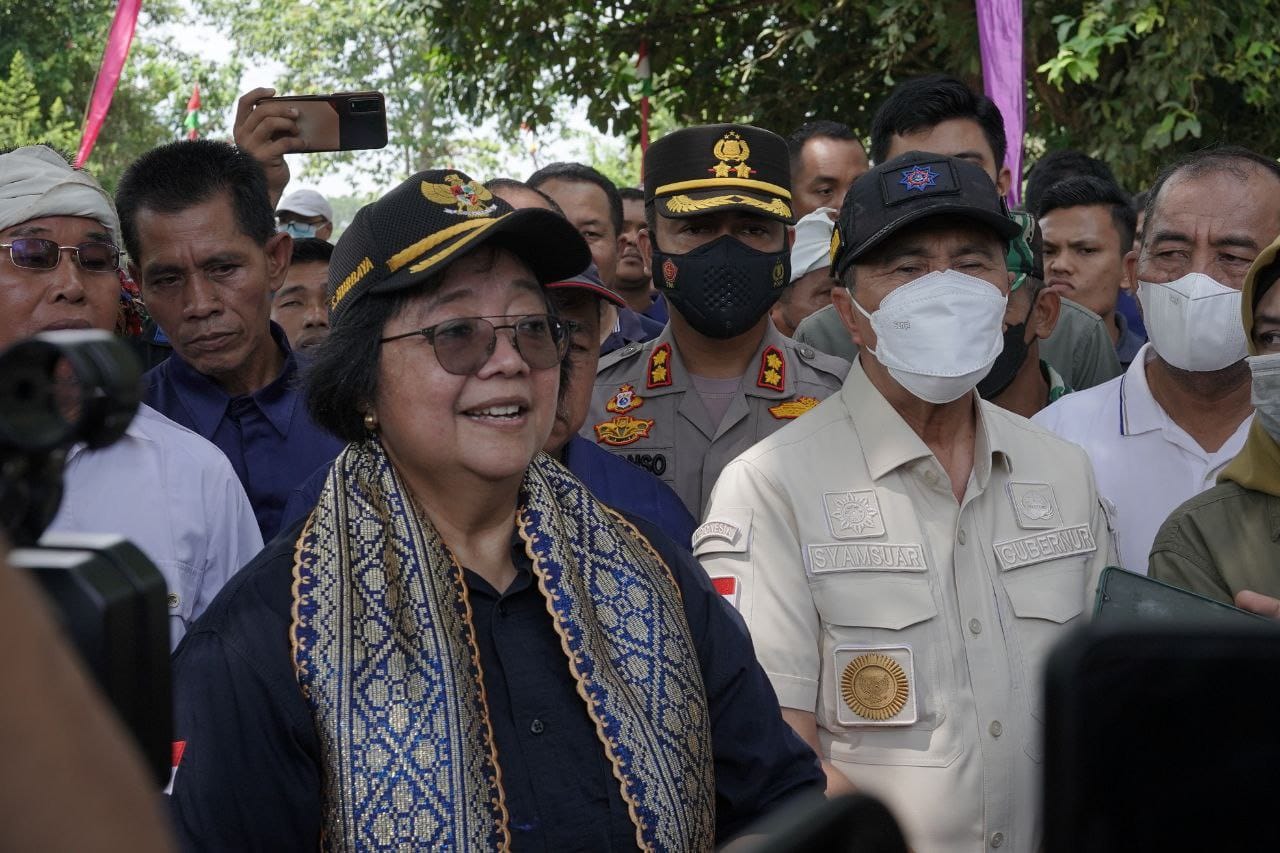 Kunker ke Inhu, Gubri Dampingi Menteri LHK Tinjau Tepian DAS Indragiri