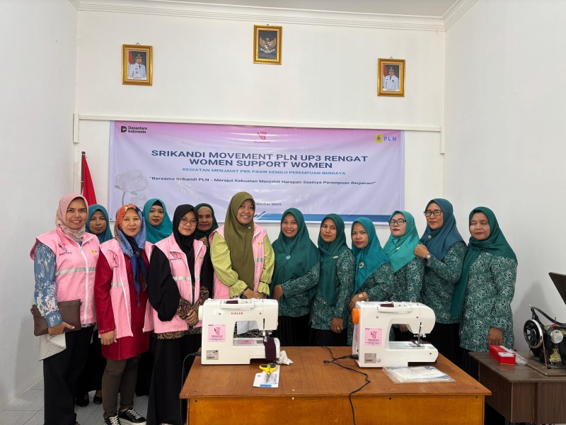 Srikandi PLN UP3 Rengat dan PKK Pasir Kemilu Merajut Kekuatan Perempuan Lewat Kegiatan Menjahit