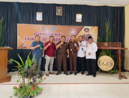 Kajari Tuban Suhendri MH Memukul Gong Tanda Dibukanya Kajari Cup Tahun 2022