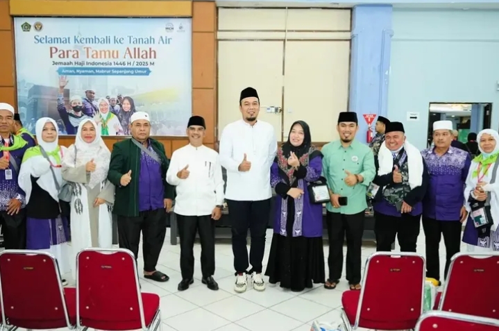 349 Jemaah Haji Inhu Tiba di Batam, Bupati Ade Agus Sambut Langsung di Tengah Malam