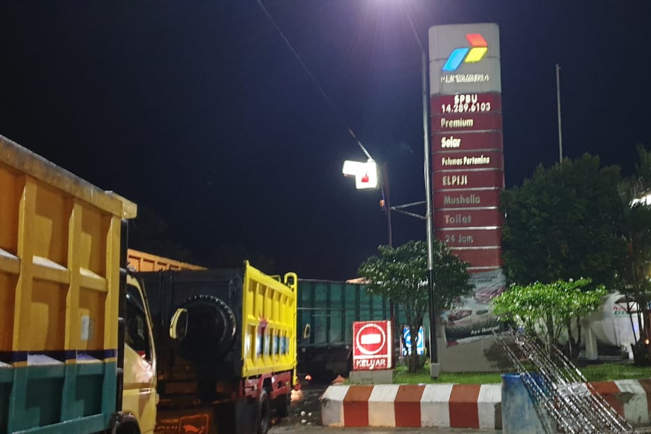 Penyebab Antrean Panjang Terjadi di SPBU Perbatasan Provinsi Riau - Sumut