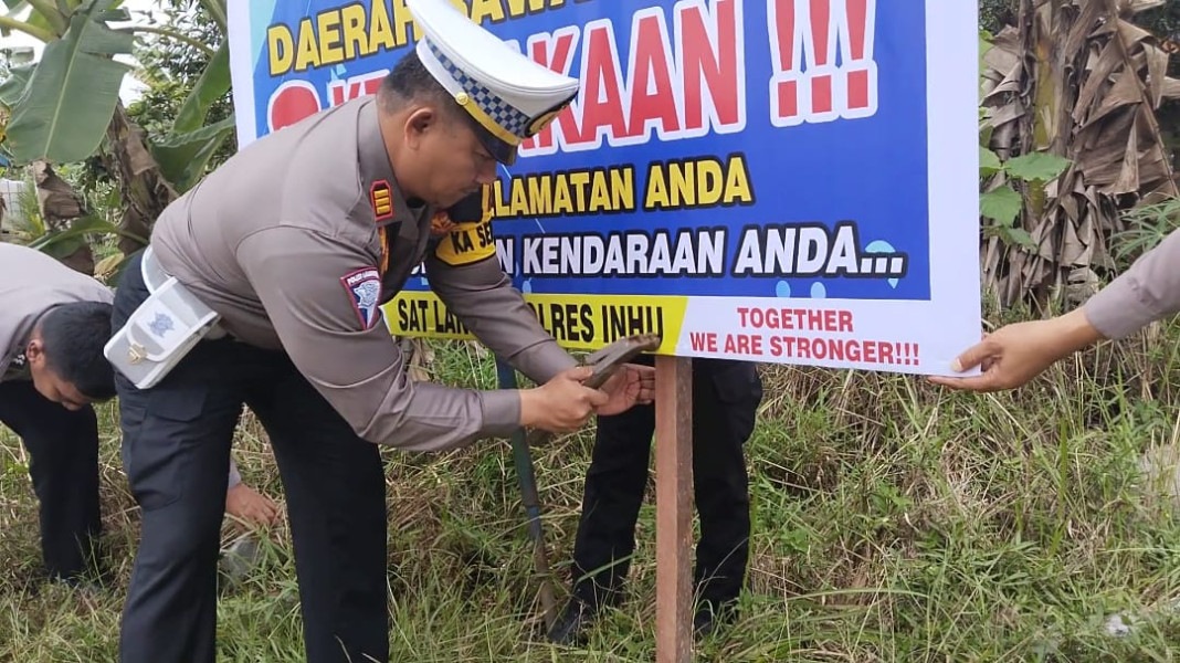 Pasang Spanduk Peringatan di Titik Rawan Lakalantas, Ini Harapan Satlantas Polres Inhu