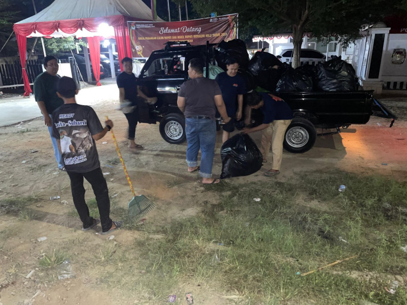 Tim Relawan Ready Bantu Bersihkan Sampah Semua Paslon Usai Pendaftaran di Kantor KPU Inhu