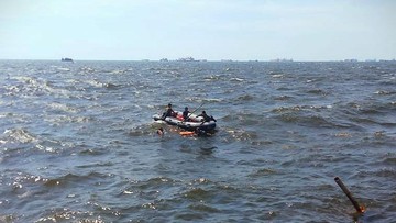 Kapal Semen Tenggelam di Makassar, 11 Penumpang Hilang