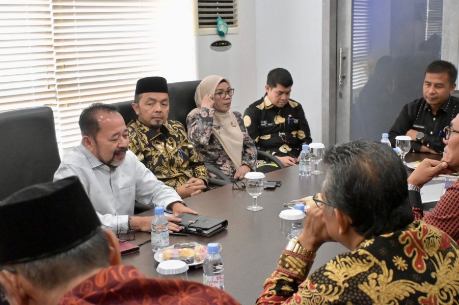 Terima Audiensi Tim Percepatan Pembangunan Rumbio, Bupati Kampar Komit Lanjutkan Pembangunan Jembatan