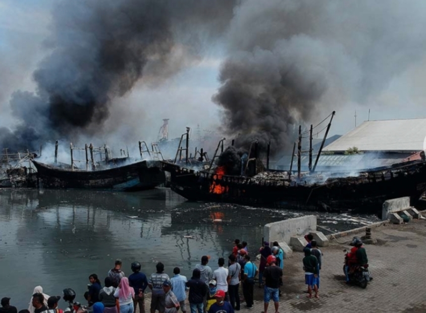 Diduga Konsleting Listrik, 13 Kapal Terbakar di Pelabuhan Tegal