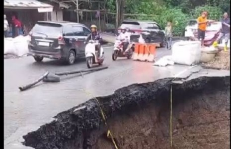 Jalan Padangpanjang - Bukittinggi Amblas di Kelok Antu, Polisi Lakukan Buka Tutup