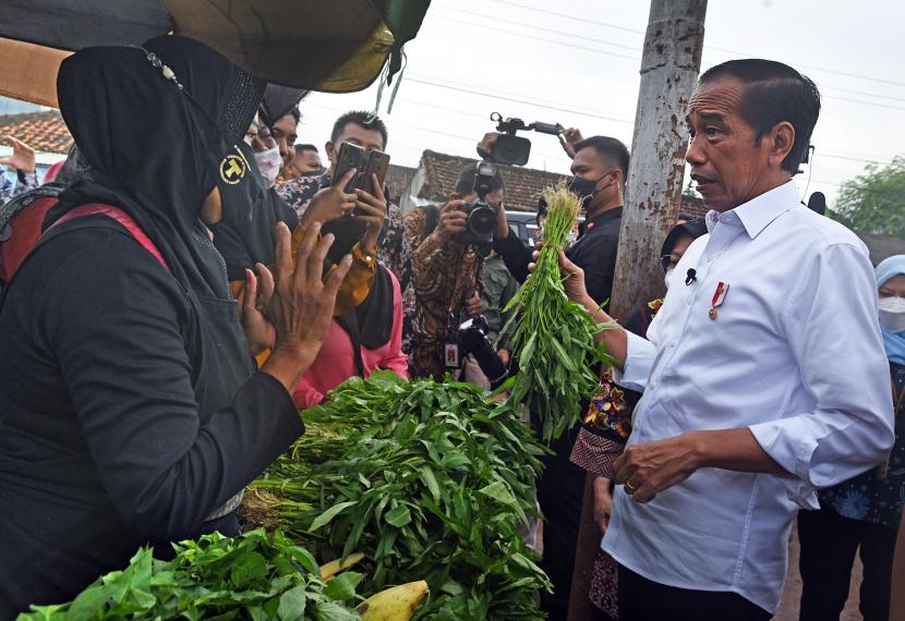 Jokowi Ingatkan Jajaran Menteri Hati-Hati Buat Kebijakan