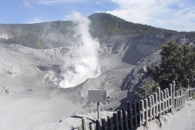 Gunung Tangkuban Parahu Keluarkan Asap Solfatara