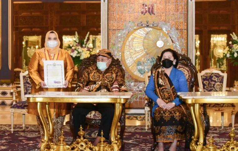 Bupati Bengkalis Terima Gelar Adat dari Keraton Surakarta Hadiningrat