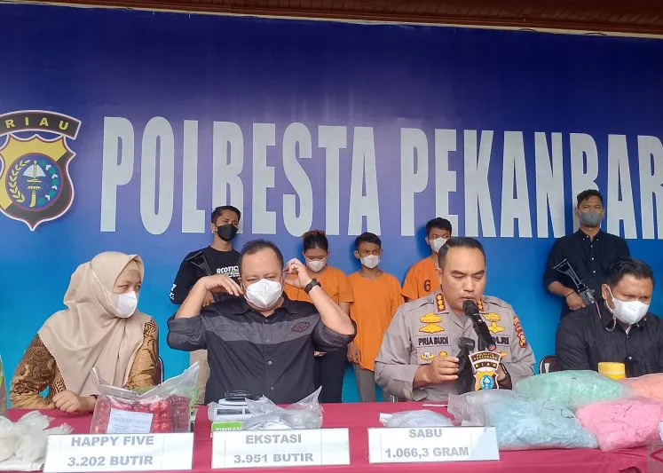 Pasutri Pengedar Narkoba Berkedok Jual Pakaian di Pekanbaru diringkus Polisi