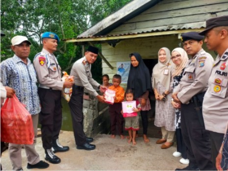 Peduli Atasi Stunting, Kapolsek Merbau Sumbangi dan Bantu Dua Balita
