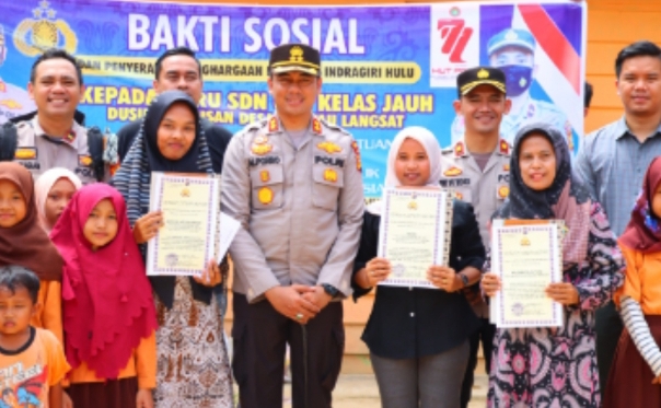 Berikan Penghargaan, Kapolres Inhu Juga serahkan Bantuan Sosial Untuk Para Guru di pedalaman Talang Mamak