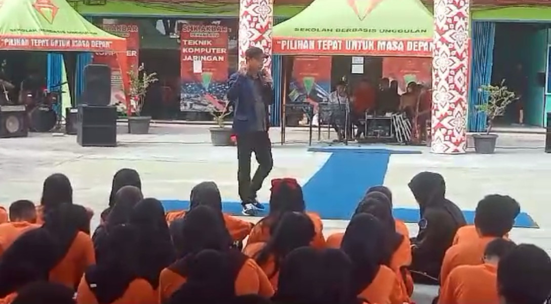 Ketua Karangtaruna Ini Berikan Motivasi di SMK Akbar Pekanbaru