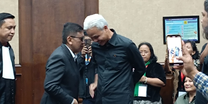 Hadir di Ruang Sidang, Ganjar Pranowo Beri Semangat ke Hasto