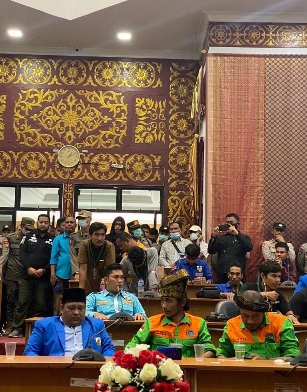 Harga BBM Naik, Massa Duduki Gedung DPRD Dumai