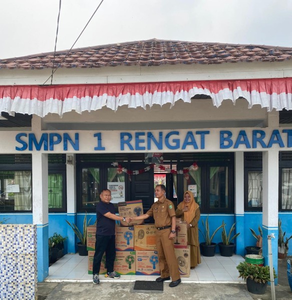 Peduli Kenyamanan Siswa di Musim Kemarau, SMPN 1 Rengat Barat Dapat Bantuan 10 Kipas Angin