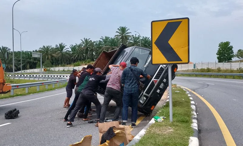 Melaju Kencang, Pick Up Terbalik di Tol Pekanbaru-Dumai