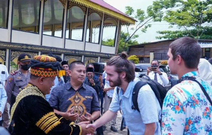 Pelajar Amerika Datang ke Kampar Belajar Adat