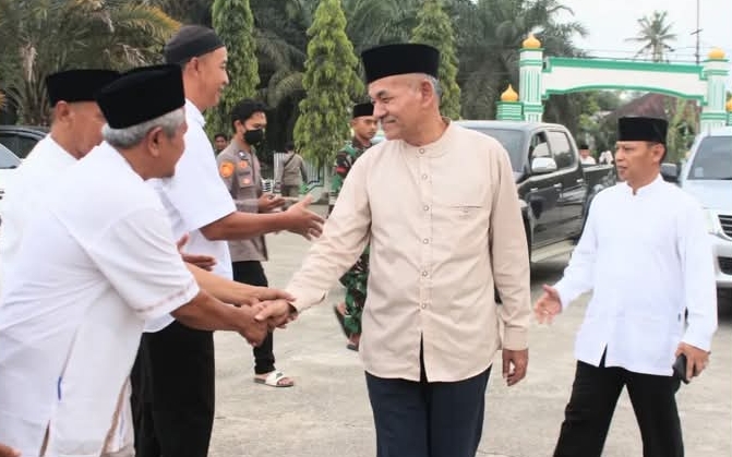 Safari Ramadan di Masjid At-Taqwa, Asisten Setda Inhu Saiful Bahri Serahkan Bantuan dan Sampaikan Program Seragam Gratis