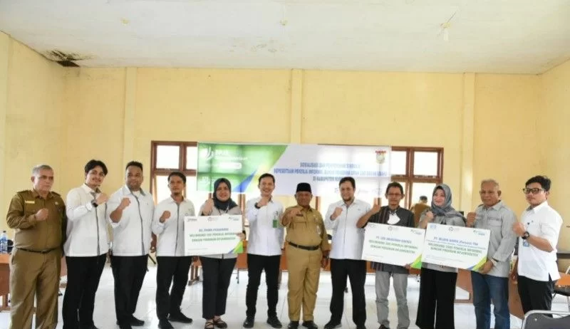 900 Petani Kampar Kiri Hulu Terima Kartu BPJS Ketenagakerjaan
