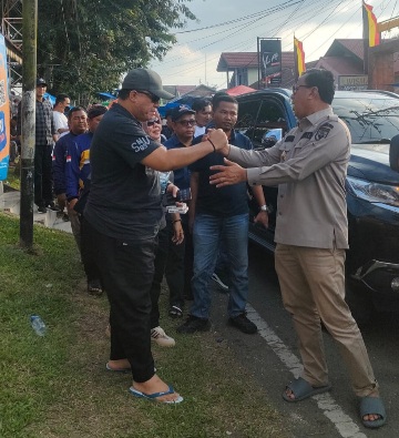 Gunakan Sendal Jepit Biru, Sekretaris Nasdem Riau Yopi Arianto Berbaur dengan Warga Kuansing