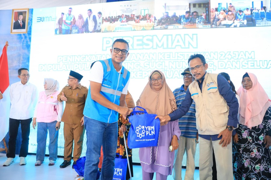 Direktur Distribusi PLN Resmikan Layanan Kelistrikan 24 Jam di Empat Pulau Terpencil Kepulauan Riau Secara Serentak