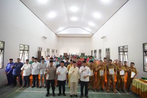 Gubri Syamsuar Serahkan Piagam Penghargaan Kepada 9 Desa Mandiri
