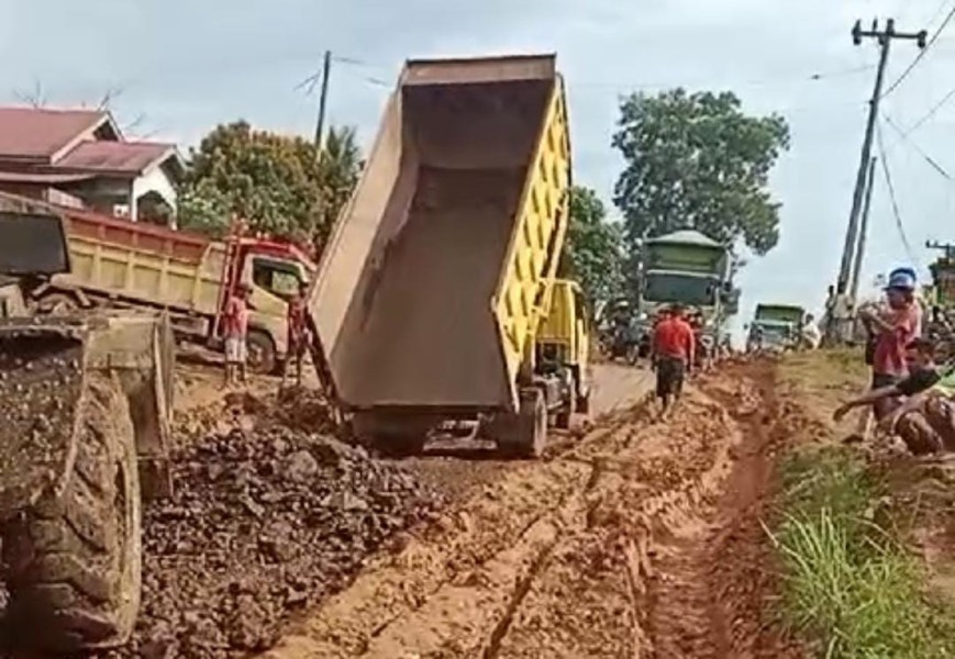 PT KAS Lakukan Perbaikan Jalan Lintas Selatan di Batang Cenaku, Turunkan Alat Berat