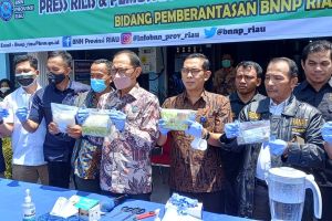 BNNP Riau Musnahkan 3 Kg Sabu dan 801 Butir Ekstasi dari Dua Tersangka
