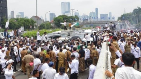 Demo Ribuan Kades Ricuh, Polisi Buru Perusak Pagar Gedung DPR