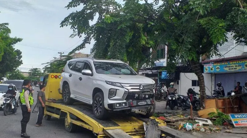 Hilang Kendali, Mobil Tabrak Gerobak dan Tiang di Pekanbaru