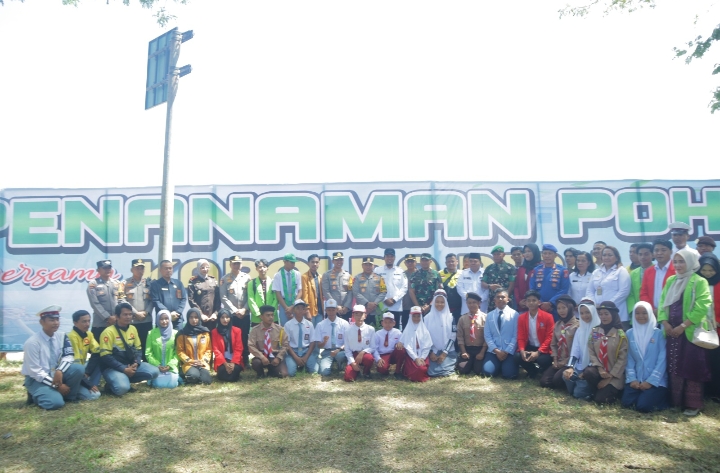 Kapolda Riau Bersama Forkopimda Inhu dan Berbagai Elemen Hijaukan Tepian Indragiri