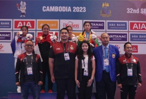 Kalungkan Medali Emas untuk Manik, Menpora Dito Minta Atlet Tetap Semangat