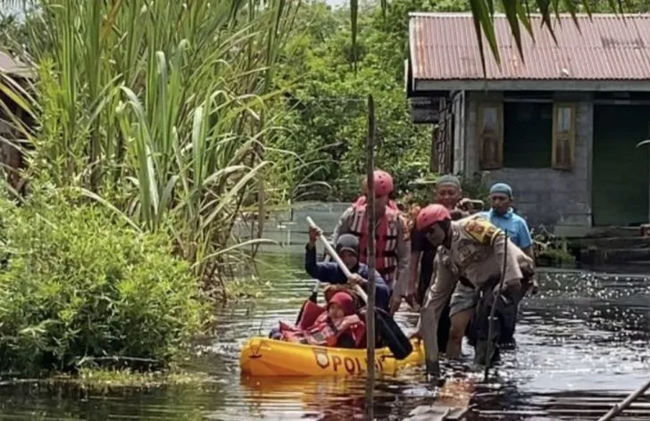 Polisi Siak Evakuasi 20 Keluarga Terdampak Banjir