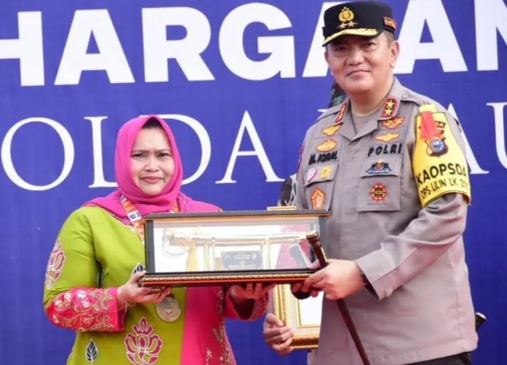 Bupati Bengkalis Terima Penghargaan dari Kapolda Riau